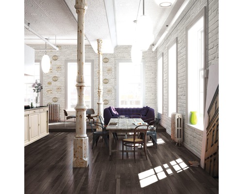 Ruime woonkamer met houten vloer, eettafel en decoratieve bakstenen muur