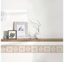 Wanddecoratie met geometrisch patroon op een witte muur