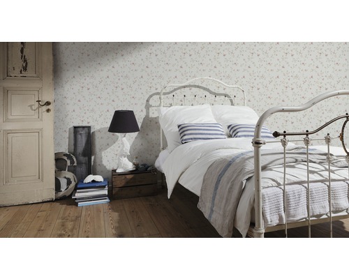 Slaapkamer met bed, nachtkastje en bloemenbehang