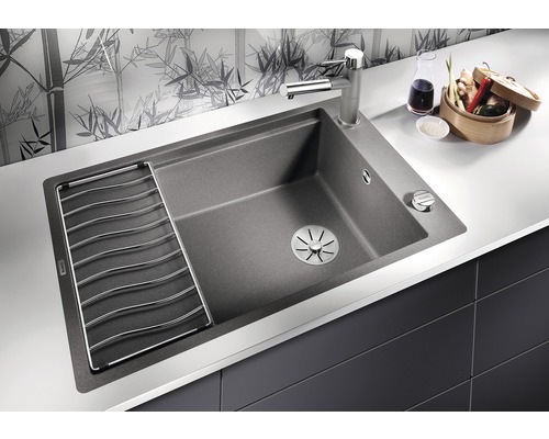 Silgranit keukenspoelbak met afdruiprek en kraan op een aanrecht