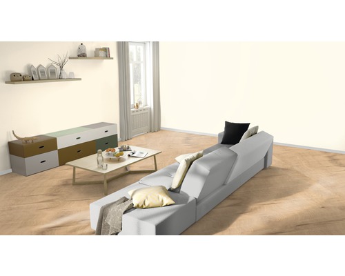 Lichte woonkamer met bank, salontafel en dressoir