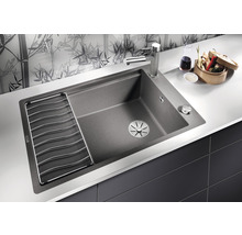 Spoelbak van graniet met afdruiprek, kraan en zeepdispenser