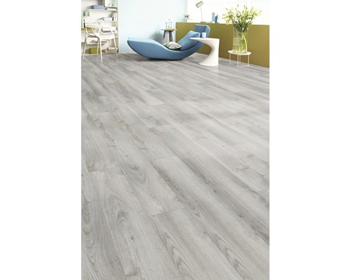 Woonkamer met lichte laminaatvloer in houtlook