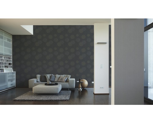 Woonkamer met patroonbehang, bank en kast