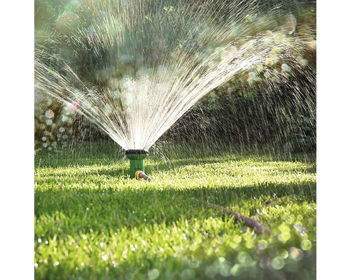 Tuinsproeier besproeit gazon