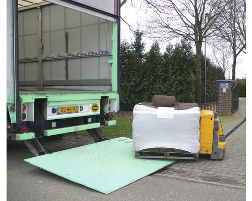 Levering van graszoden met een vrachtwagen en een pallettruck.