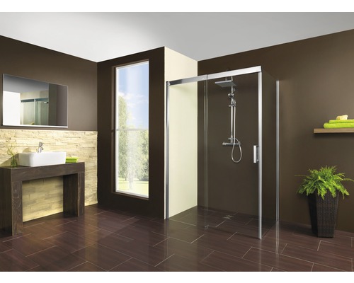 Badkamer met douche, wastafel, spiegel en raam