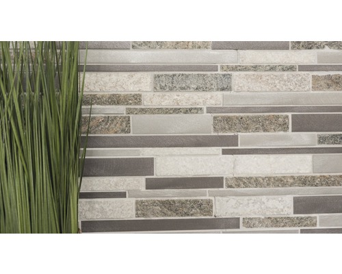Muur van mozaïektegels met grasdecoratie