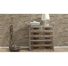 Houten ladekast met zeven laden voor een stenen muur