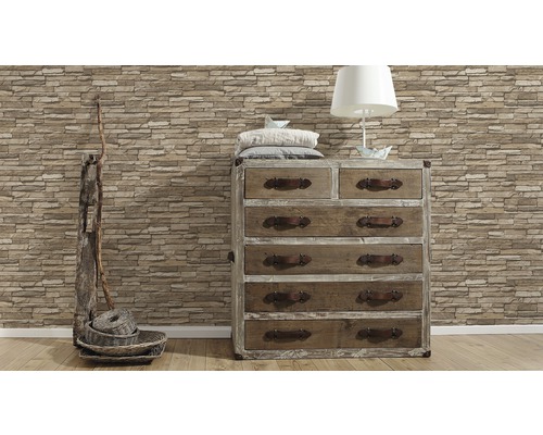 Houten ladekast met zeven laden voor een stenen muur