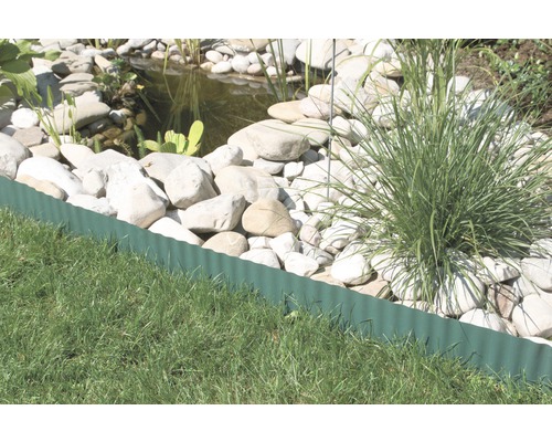 Tuin met gazon, vijver en gazonrand