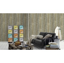 Woonkamer met houten lambrisering behang, zwarte bank, surfplank en kleurrijke kasten