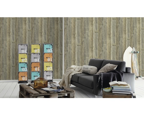 Woonkamer met houten lambrisering behang, zwarte bank, surfplank en kleurrijke kasten