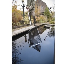 Man met schepnet bij de vijver voor reiniging.