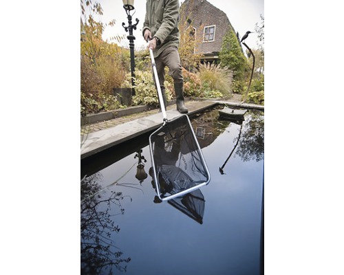 Man met schepnet bij de vijver voor reiniging.