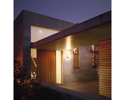 Gezicht op een huisentree met deur en buitenlamp