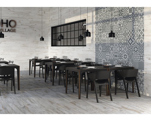 Restaurantinterieur met houten vloer, houten wandpanelen en een wand met decoraties