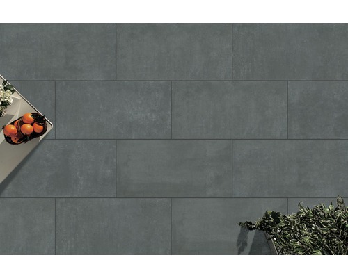 Grootformaat tegels buiten met tafel en planten