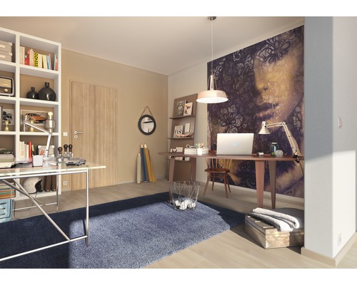 Inrichting van een werkkamer met bureaus, kasten en decoratie.