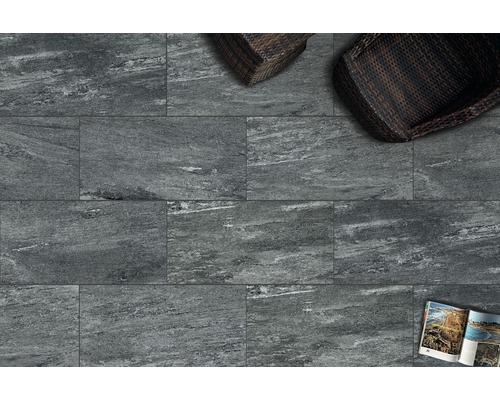 Bovenaanzicht met grijze vloertegels en twee rotan stoelen