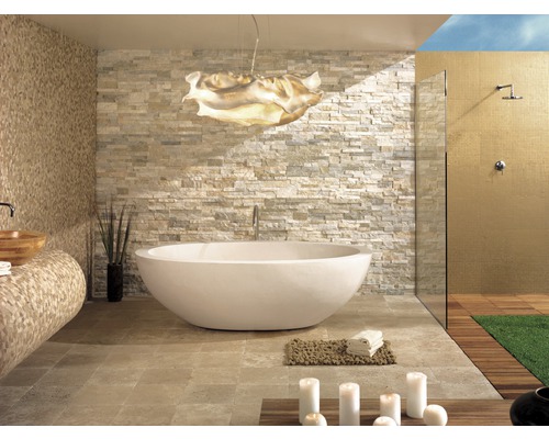 Lichte badkamer met vrijstaand bad, stenen muur en douche