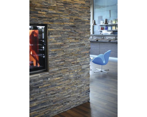 Wand met natuurstenen bekleding en haard in de woonkamer.