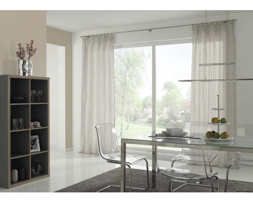 Lichte eetkamer met rekken, transparante stoelen en gordijnen