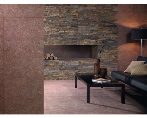 Woonkamer met stenen muur, decoratie, bank en vloertegels