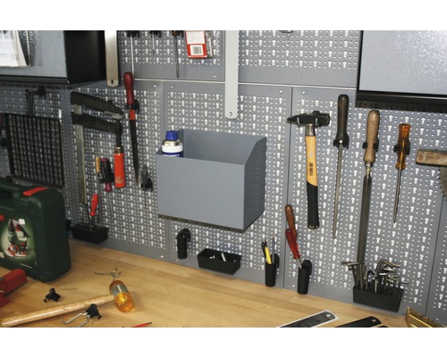 Werkplaats met gereedschap gemonteerd op een geperforeerde wand
