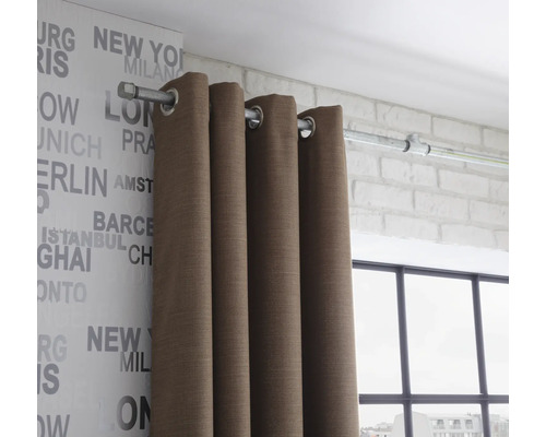 Bruin gordijn met ringen aan een gordijnroede voor een raam