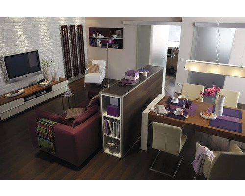 Lichte woonkamer met eettafel, bank, televisie en planken voor een georganiseerde woonsfeer