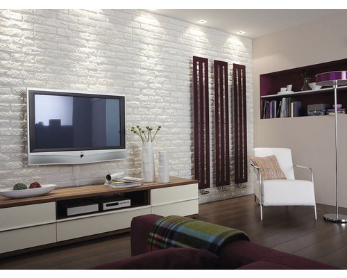 Woonkamer met bakstenen muur, televisie, dressoir en radiator