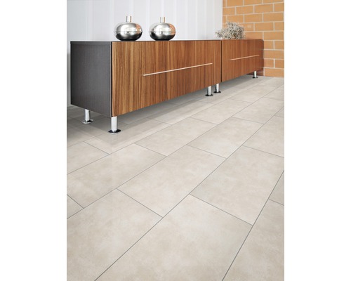 Interieurweergave met tegelvloer en dressoir met laden.