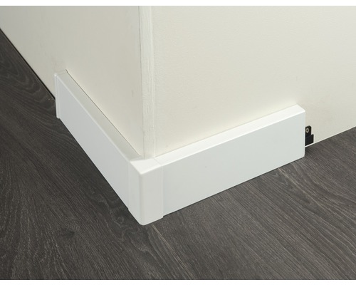 Kunststof plint aan een muur