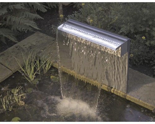Tuinfontein met ledverlichting en waterval in een tuinvijver