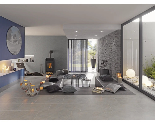 Moderne woonkamer met open haard, kussens en decoratieve verlichting