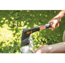 Een persoon gebruikt een bijl van het merk for_q om hout te hakken.