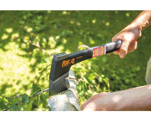 Een persoon gebruikt een bijl van het merk for_q om hout te hakken.