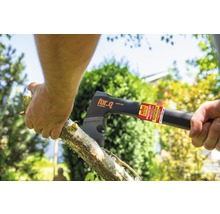 Persoon hakt hout met een for_q bijl.