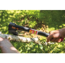 For-Q Logo. Bijl tijdens houthakken.