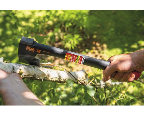 For-Q Logo. Bijl tijdens houthakken.