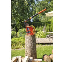 For-Q kloofbijl op een blok hout in de tuin