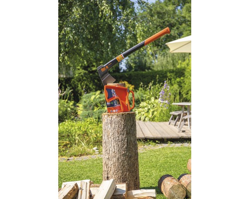 For-Q kloofbijl op een blok hout in de tuin