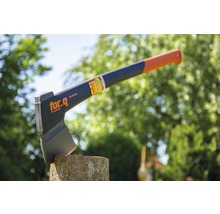 For-q kloofbijl op een boomstronk