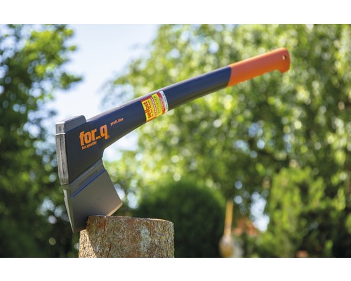 For-q kloofbijl op een boomstronk