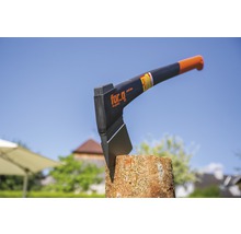 Bijl van For Q steekt in een houten stam.