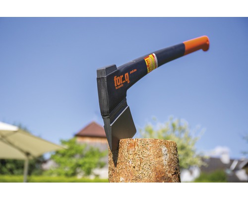 Bijl van For Q steekt in een houten stam.