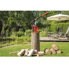 Kloofbijl en houtblokken in de tuin