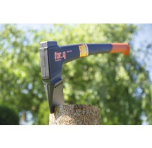 Kloofbijl in boomstronk met For_q logo