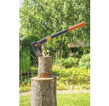 For.q logo. Een bijl steekt in een houtblok in de tuin.